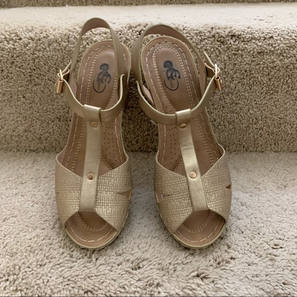 GC Sandals - Picture 2 of 5